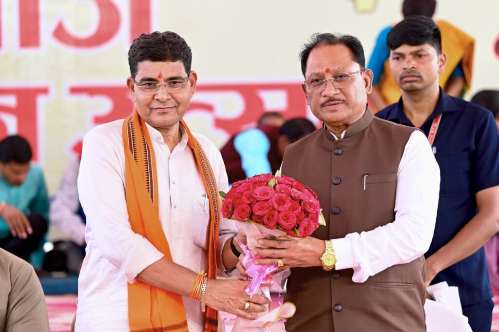 राजस्व मंत्री टंकराम वर्मा के निवास पर आयोजित तीज मिलन समारोह में शामिल हुए मुख्यमंत्री साय