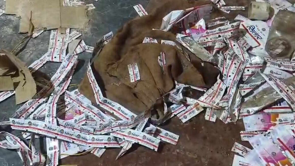 नकली गुटखा कारोबार पर GST का शिकंजा, कुम्हारी फैक्ट्री से 30 बोरा माल बरामद